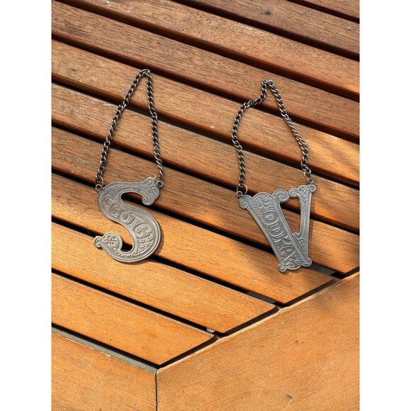 Vintage Pewter Liquor Decanter Labels S & V Chains For Scotch & Vodka - Picture 1 of 7